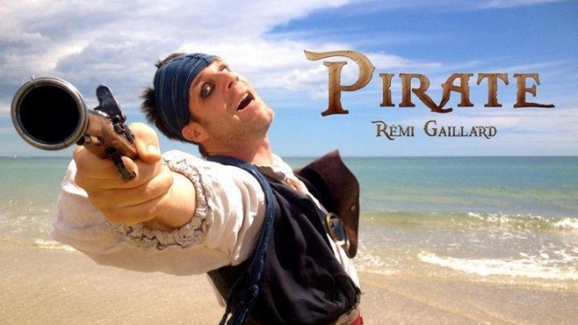 Ο Ρεμί Γκαγιάρντ ξαναχτυπά σε ρόλο … πειρατή [φωτό & βίντεο]